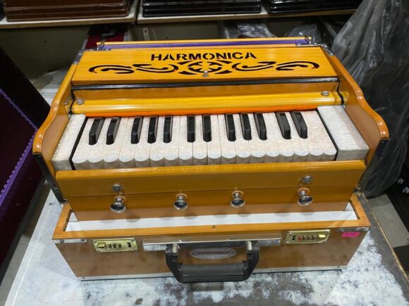 HARMONIUM, 2 1/2 OCTAVES, 32 KEYS, SMALL, PORTABLE, COMPACT, SPECIAL REEDS, WITH BAG (NATURAL WOOD COLOR)